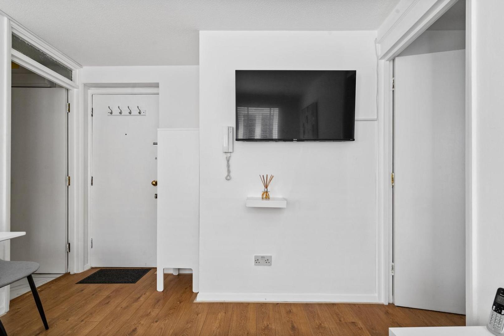 Shades Of White In Mill Hill Apartment Hendon