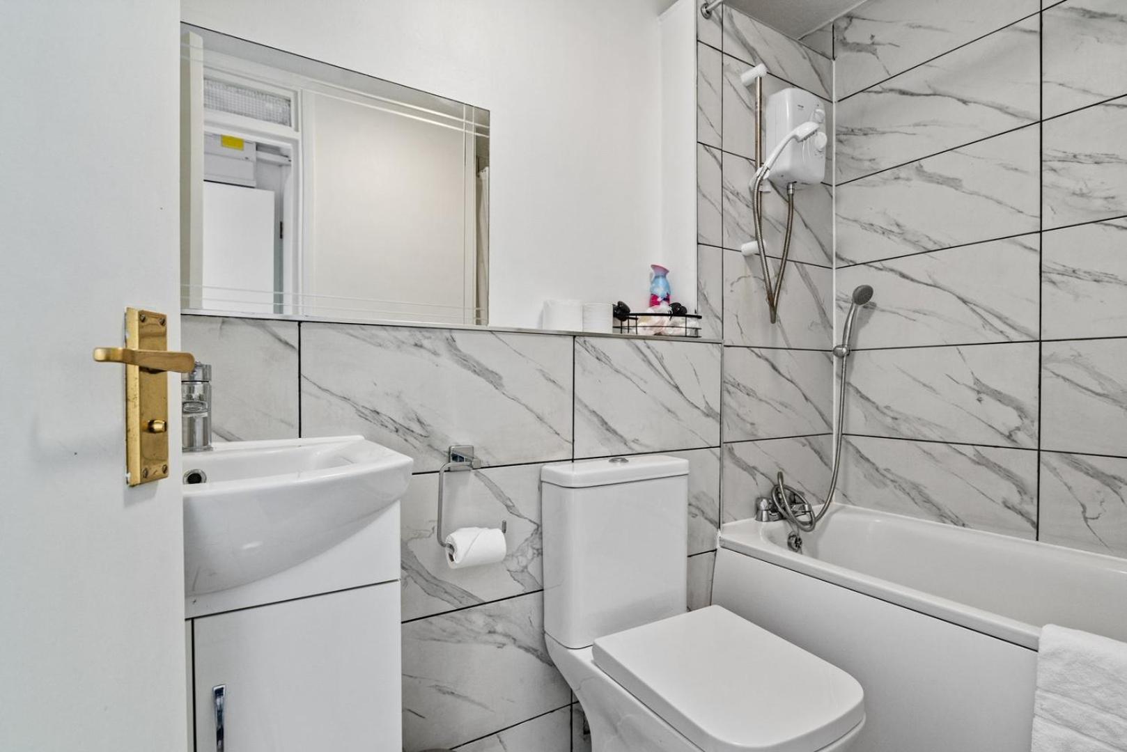 Shades Of White In Mill Hill Apartment